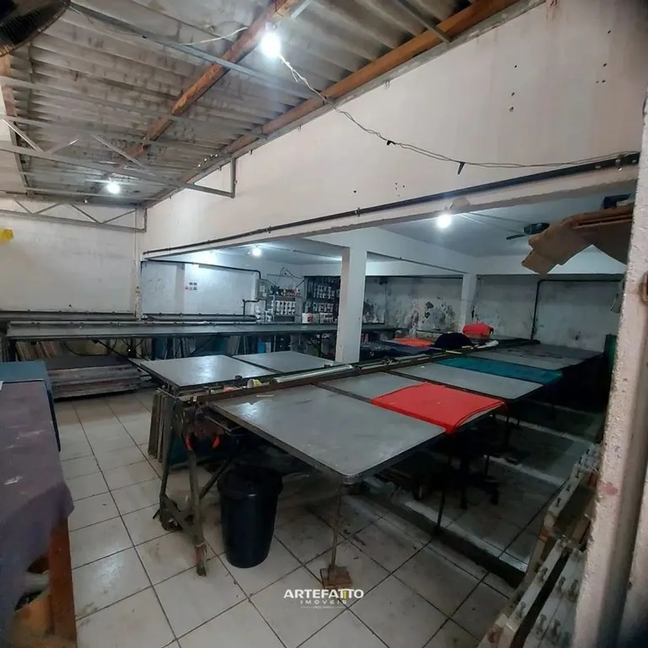 Galpão , escritórios , estacionamento - terreno 550m2 / Construção 400m2