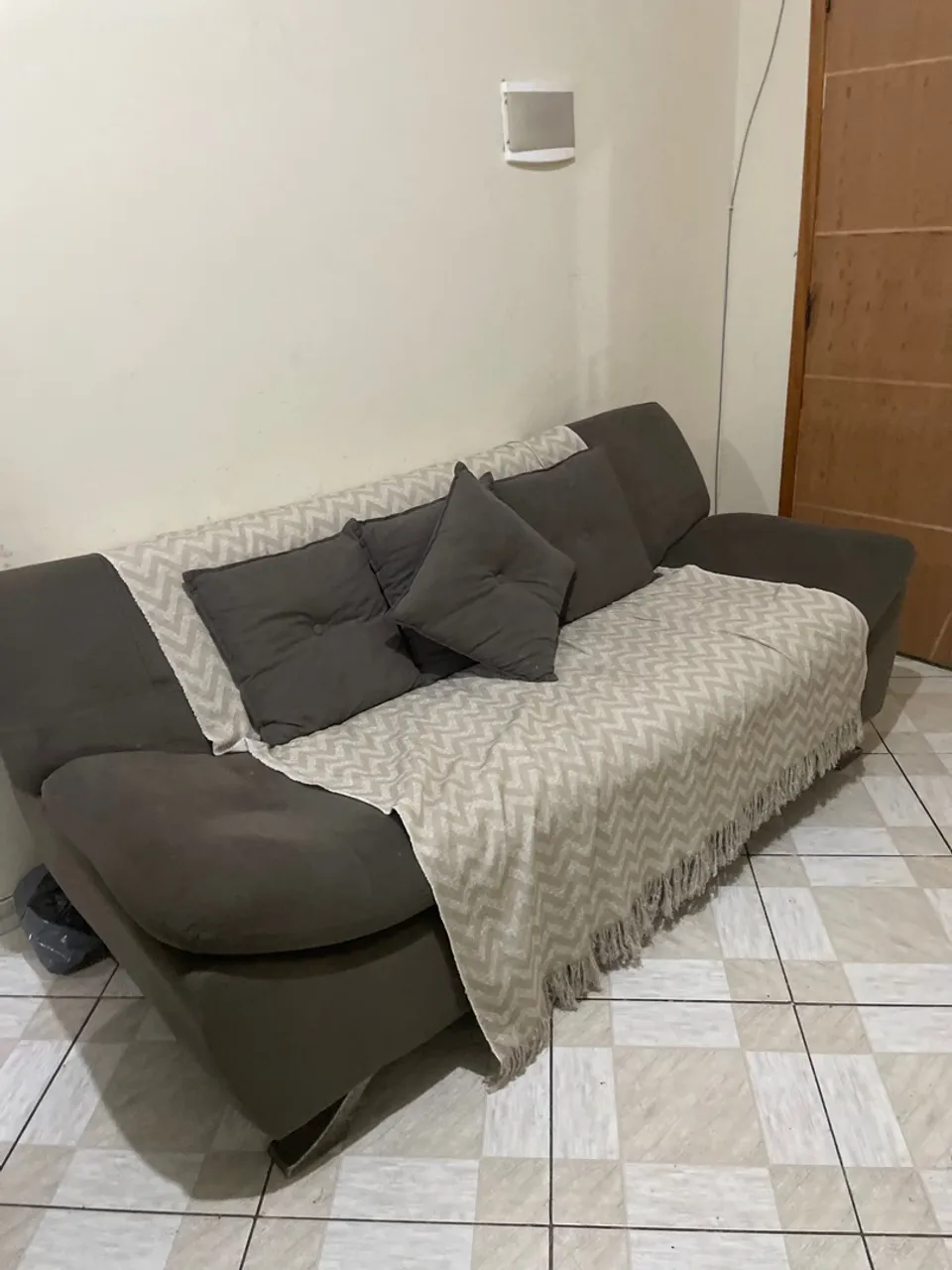 Sofá 3 lugares com almofadas