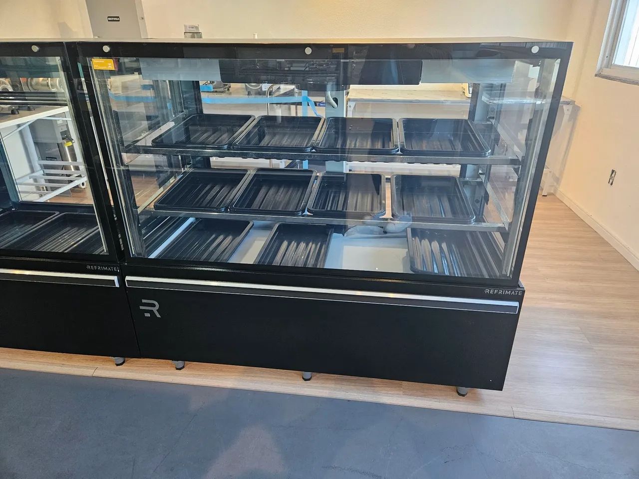 bancada refrigerada expositora de carnes com prateleira 2m com vidro aquecido - nova