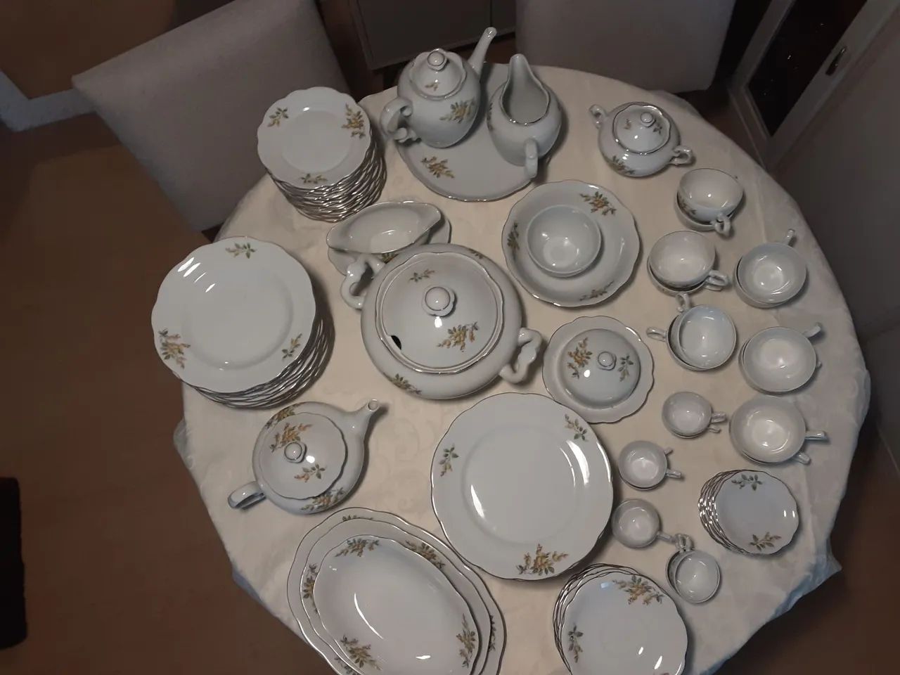 Coberta de mesa completa de porcelana, com 100 peças. - Foto 2