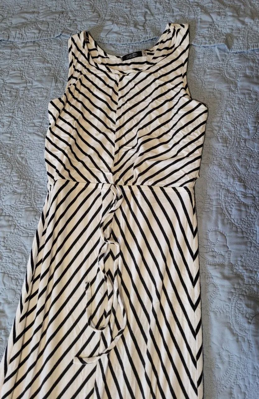 Vestido listrado branco e preto