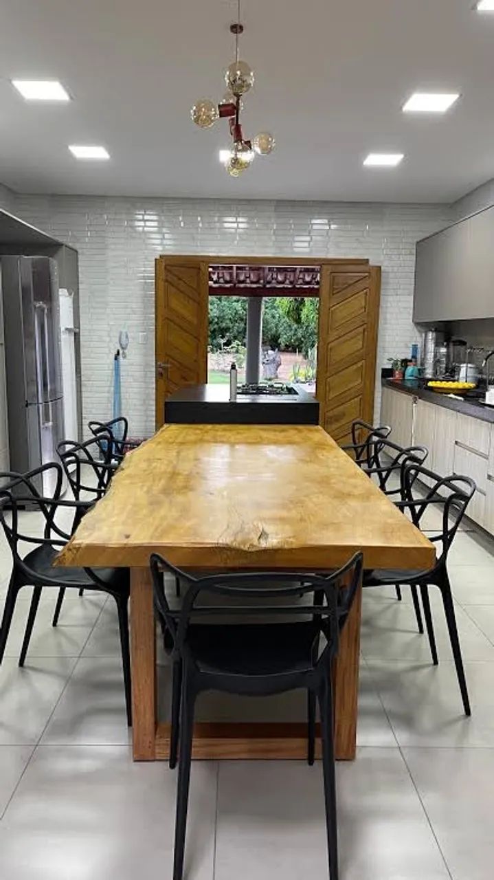 Mesa de jantar rústica com design moderno