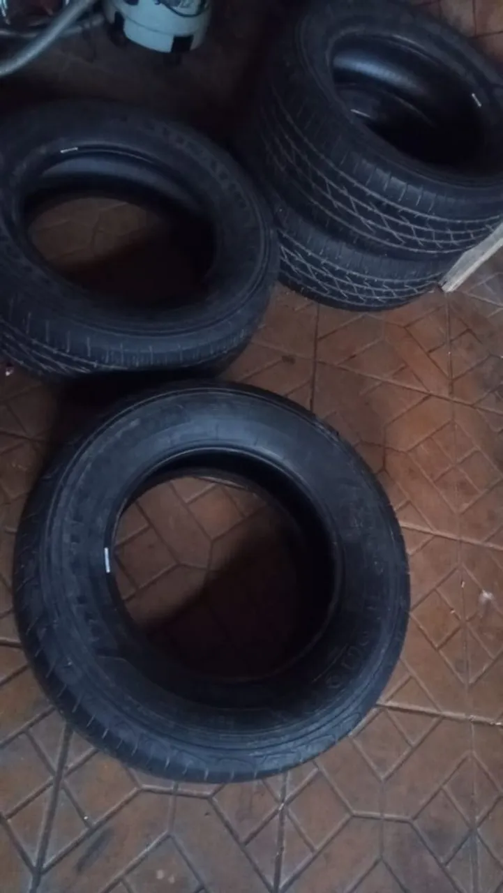 Jogo de Pneus em Ótimo Estado