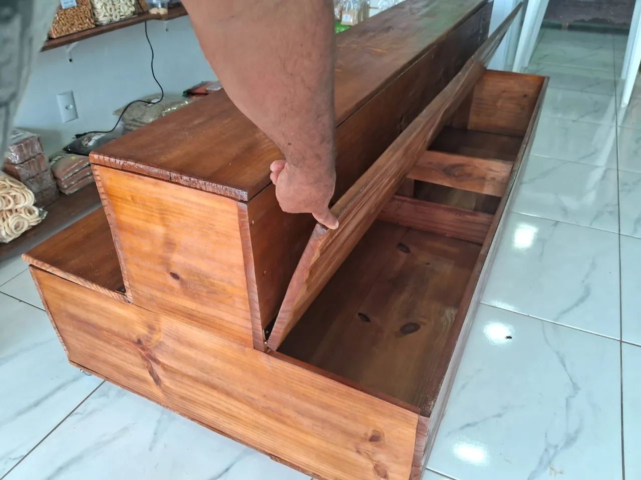 Expositor escada com baú  - Foto 2