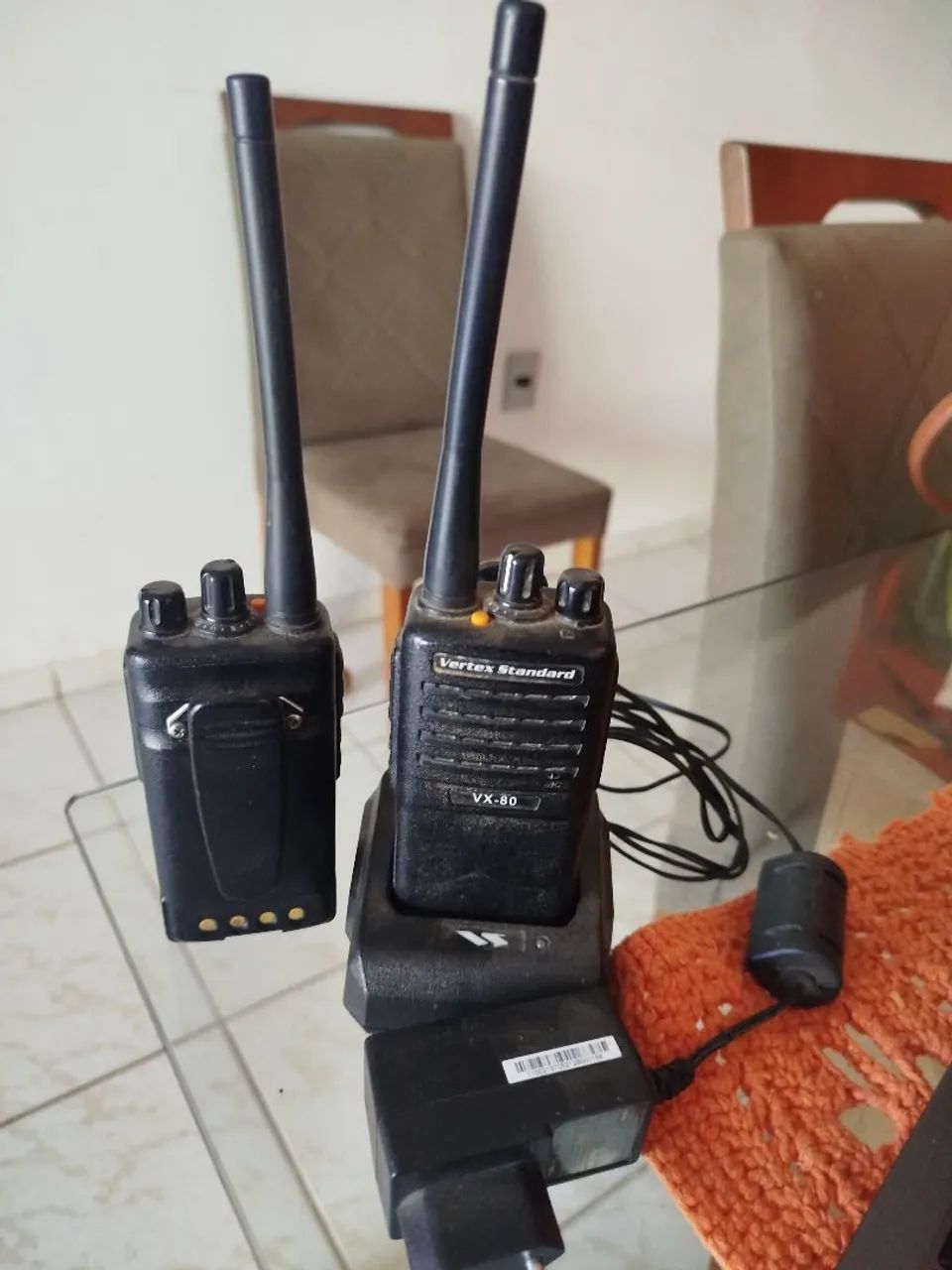 Par de Walkie Talkies Vertex Standard VX-80