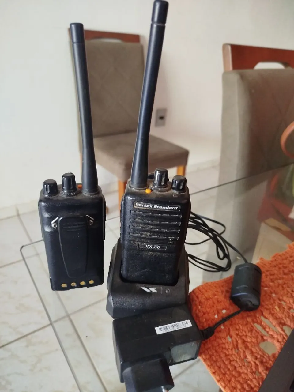 Par de Walkie Talkies Vertex Standard VX-80