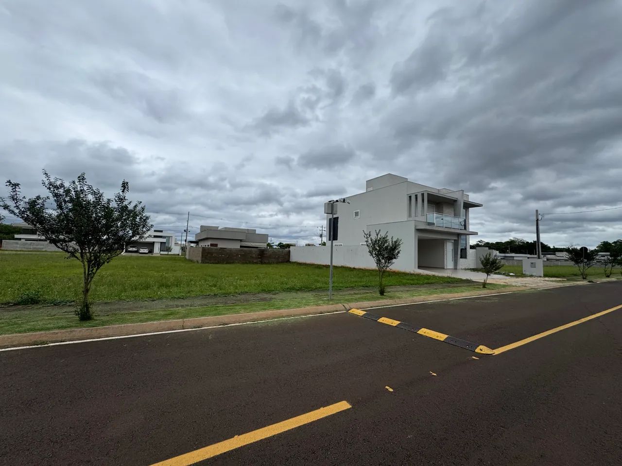 Terreno de 300m² em Condomínio Fechado de Alto Padrão