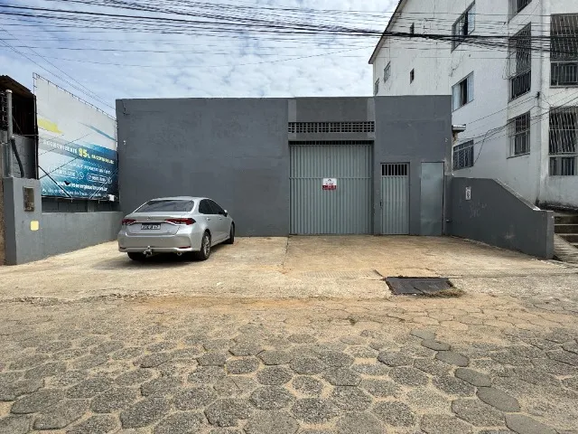 Alugo Galpão com 300m² com excelente localização no bairro Maria das Graças - Colatina/ES