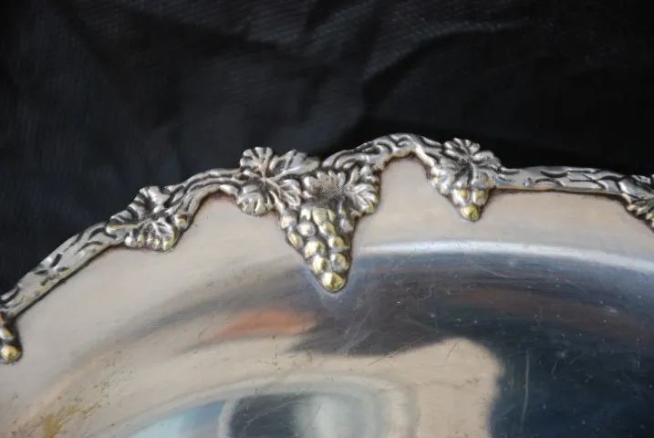 centro mesa - fruteira anos 70 , prata regia 90 ,  borda bronze desenho uva 29 cm - Foto 3