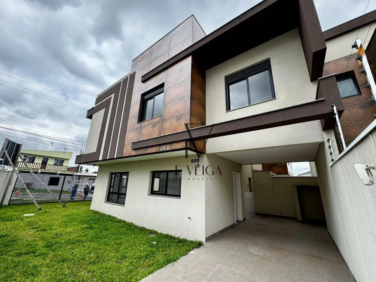 Sobrado com 3 dormitórios à venda, 140 m² por R$ 939.000,00 - Capão Raso - Curitiba/PR