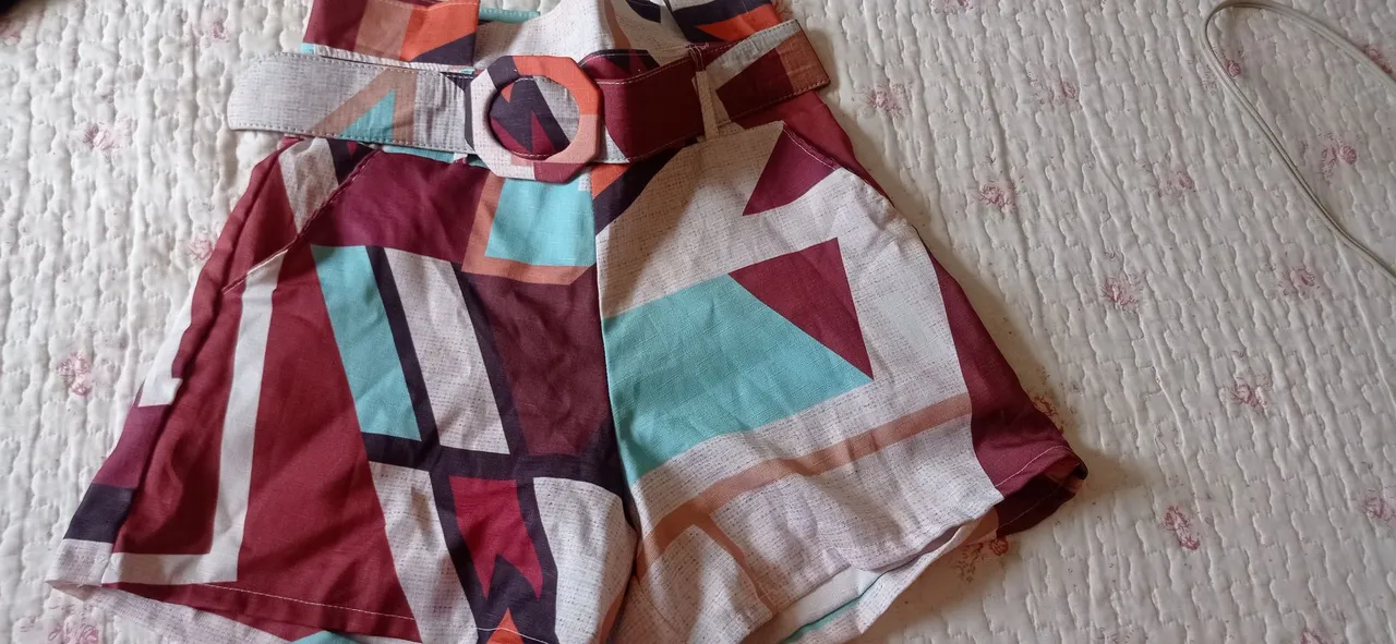 Shorts estampado com cinto