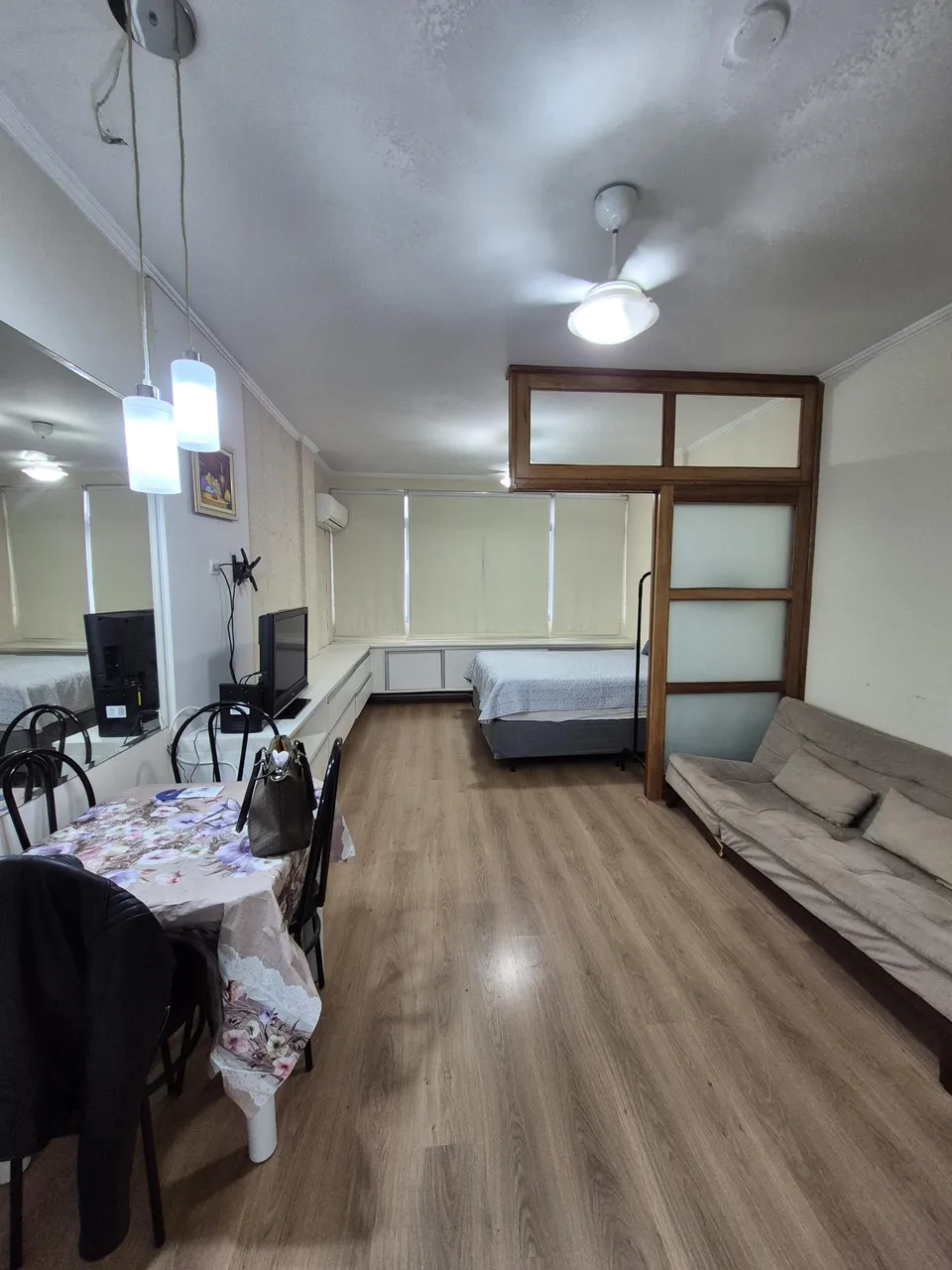 Sala living Mobiliado para locação a 1 quadra da praia - Boqueirão - Santos - SP.