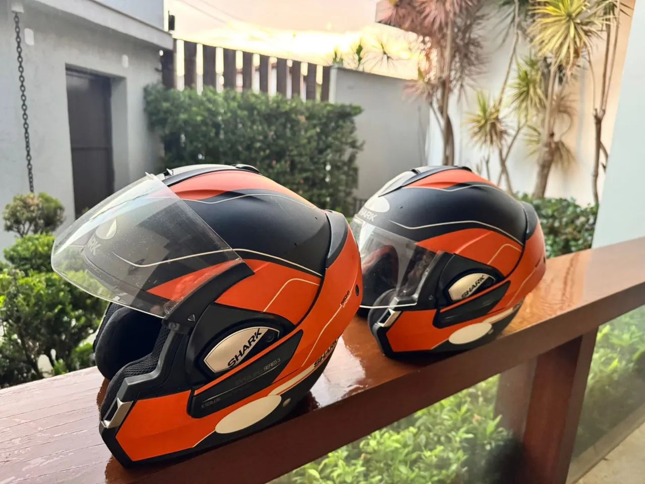 02 Capacetes Escamoteável Shark EvoLine Series Preto e Laranja