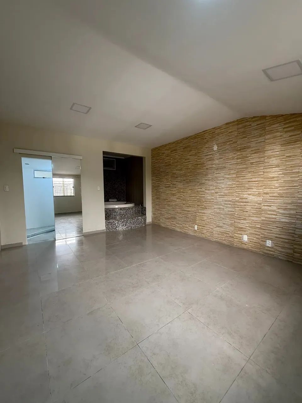 Linda casa com piscina e amplo terreno - Foto 4