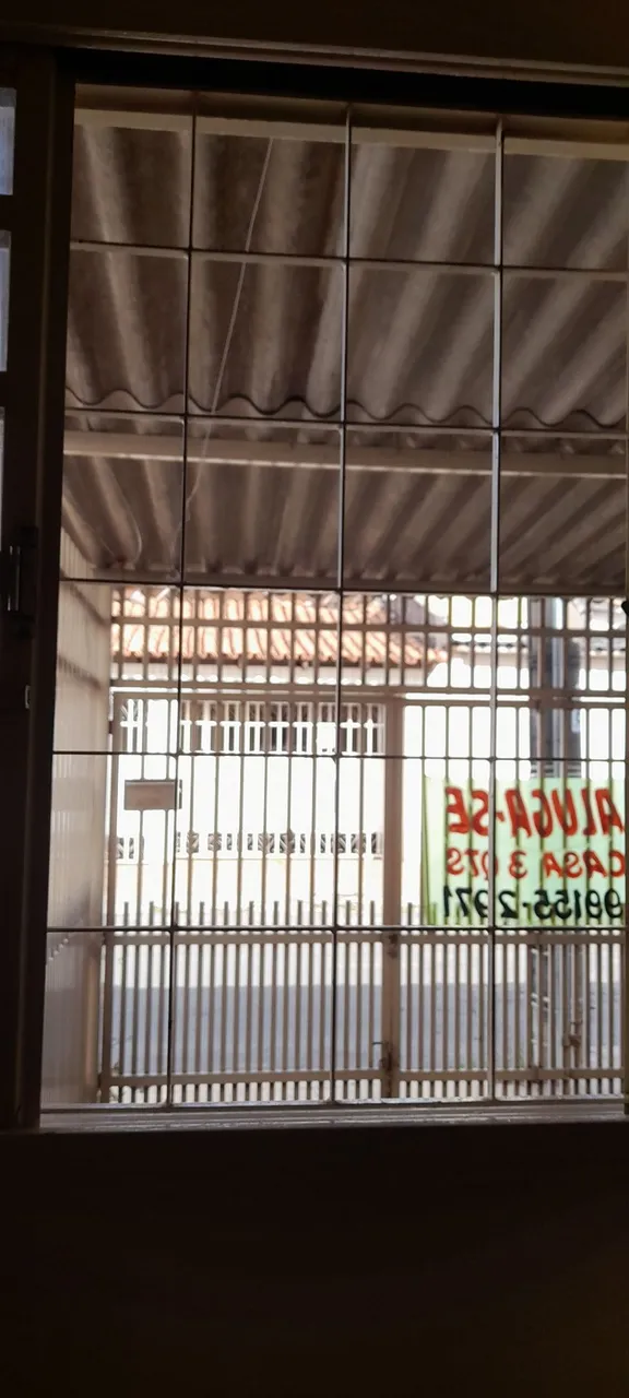 Aluga-se casa de três quartos na QR 406 da Samambaia Norte