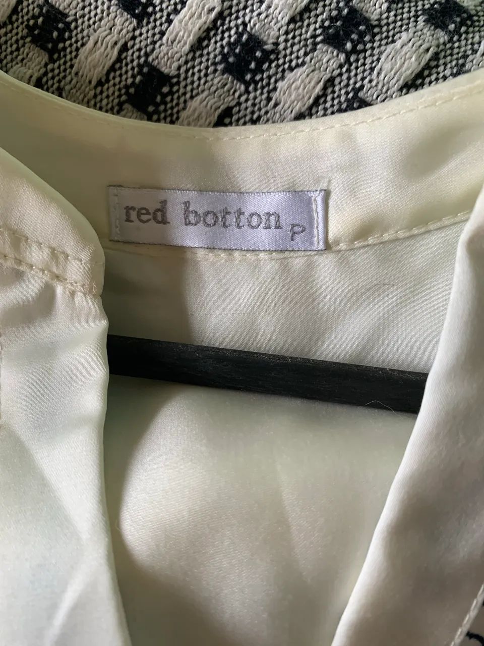 Blusa manga comprida tecido cetim marca RED BOTTOM - Foto 5