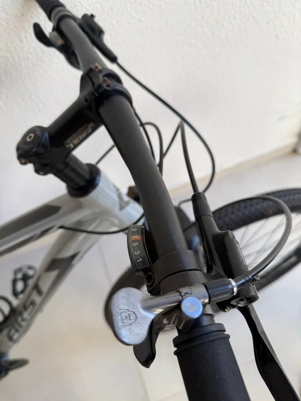 Bicicleta First Aro 29 - Shimano Altus - Excelente Estado - Foto 4