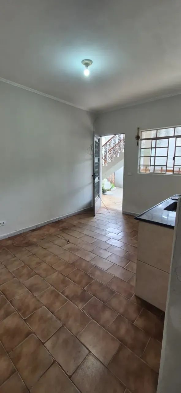 Alugo casa térrea de 3 cômodos sem garagem - Foto 2