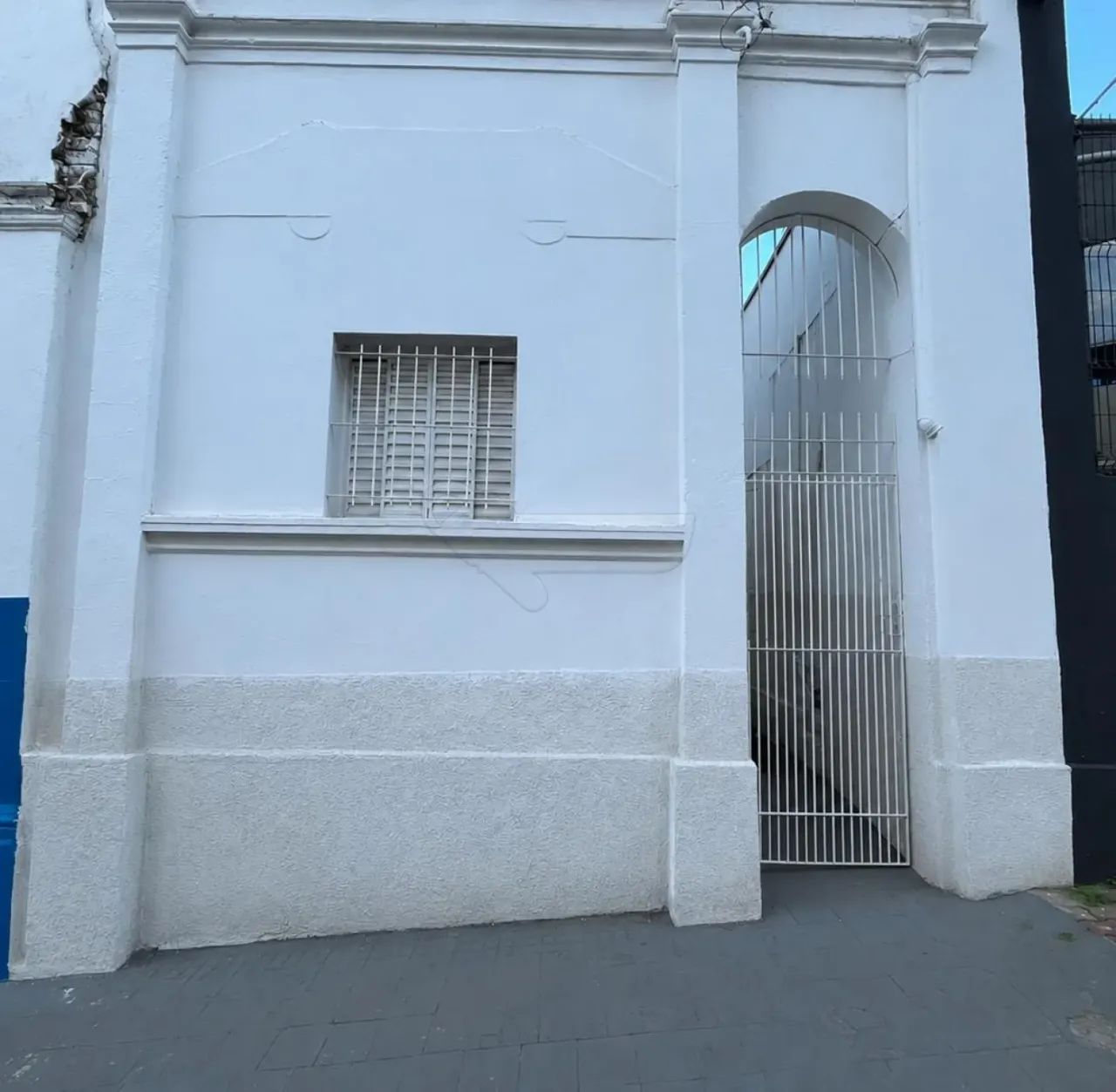 Casa residencial com 02 quartos no Centro.