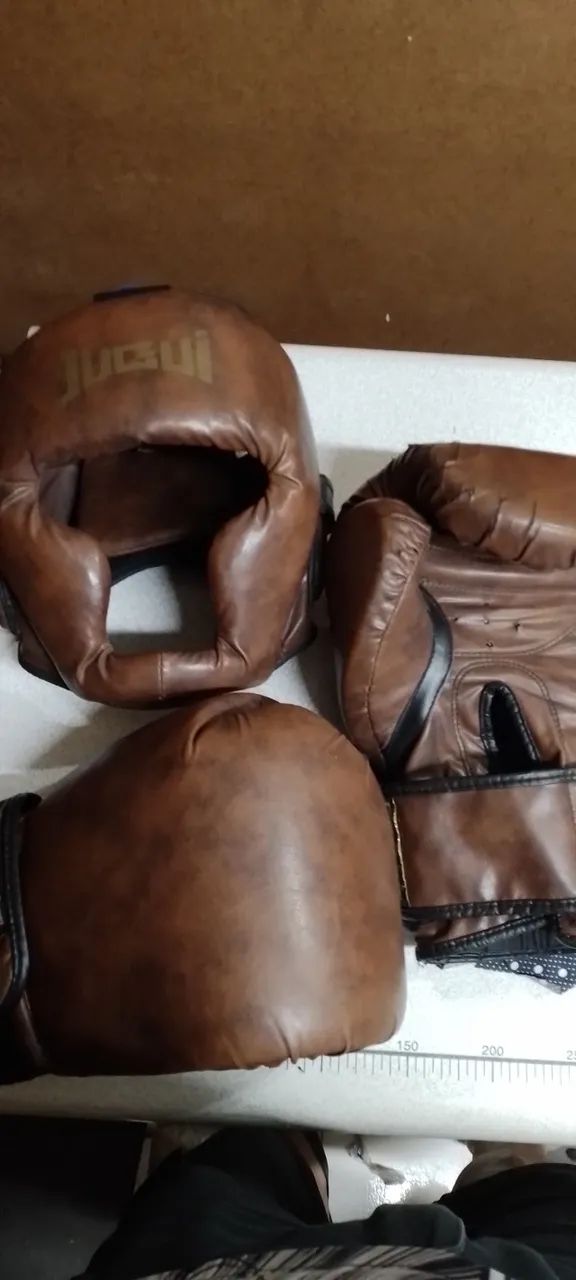 Luva de boxe e capacete