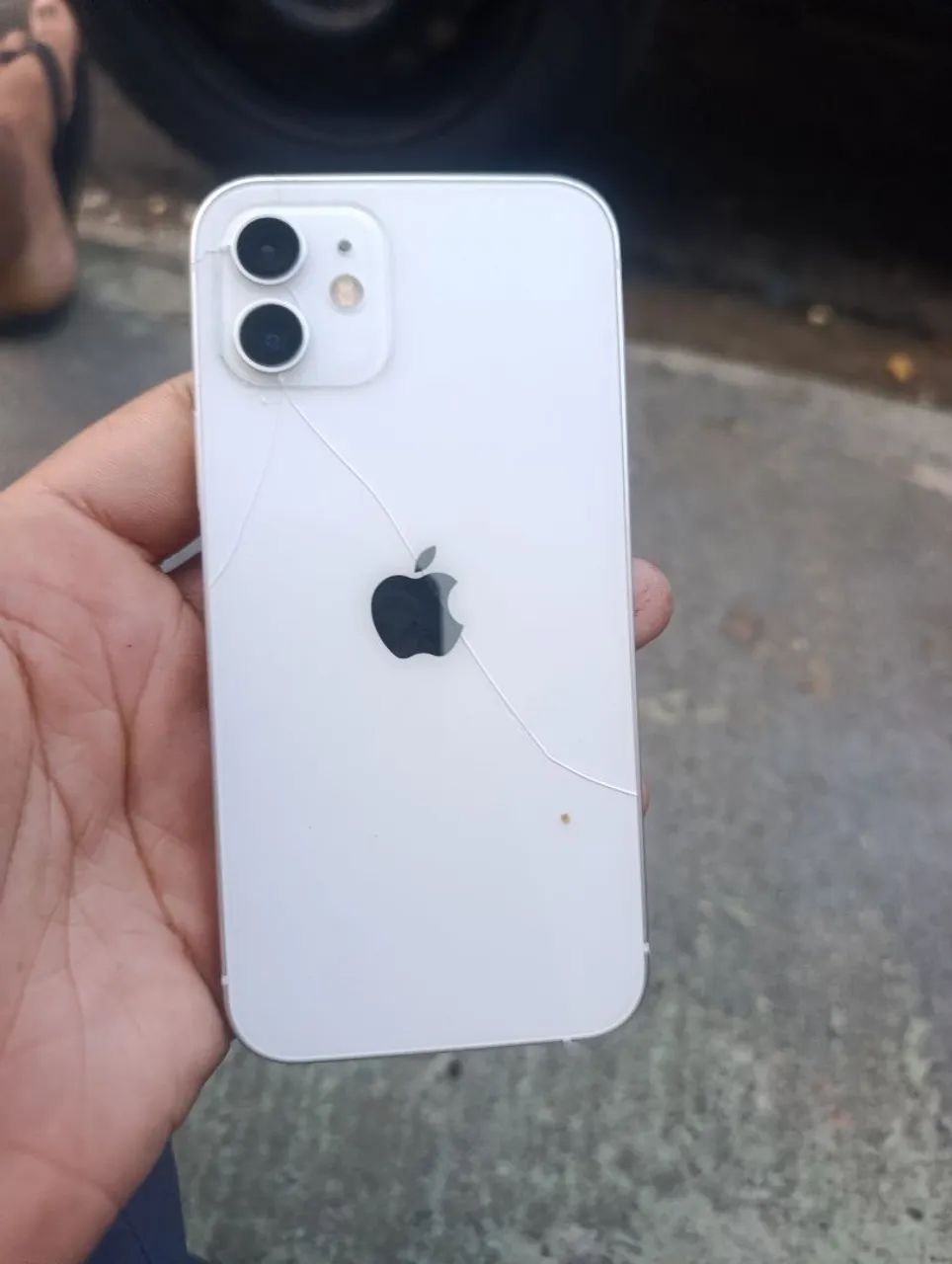 iPhone 12 com a traseira tincada e a película trincada - Foto 2