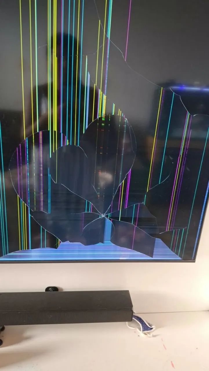 Smart TV Samsung 55 polegadas modelo AU7700 com tela quebrada  - Foto 4
