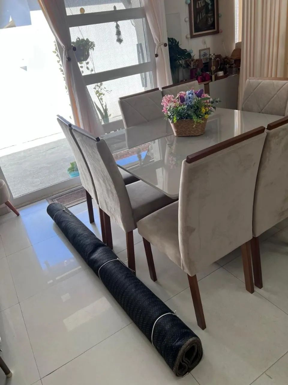 Vendo mesa com tampo de vidro, 8 Cadeiras e pé em madeira ripada! Valor 2.500, no pix - Foto 2