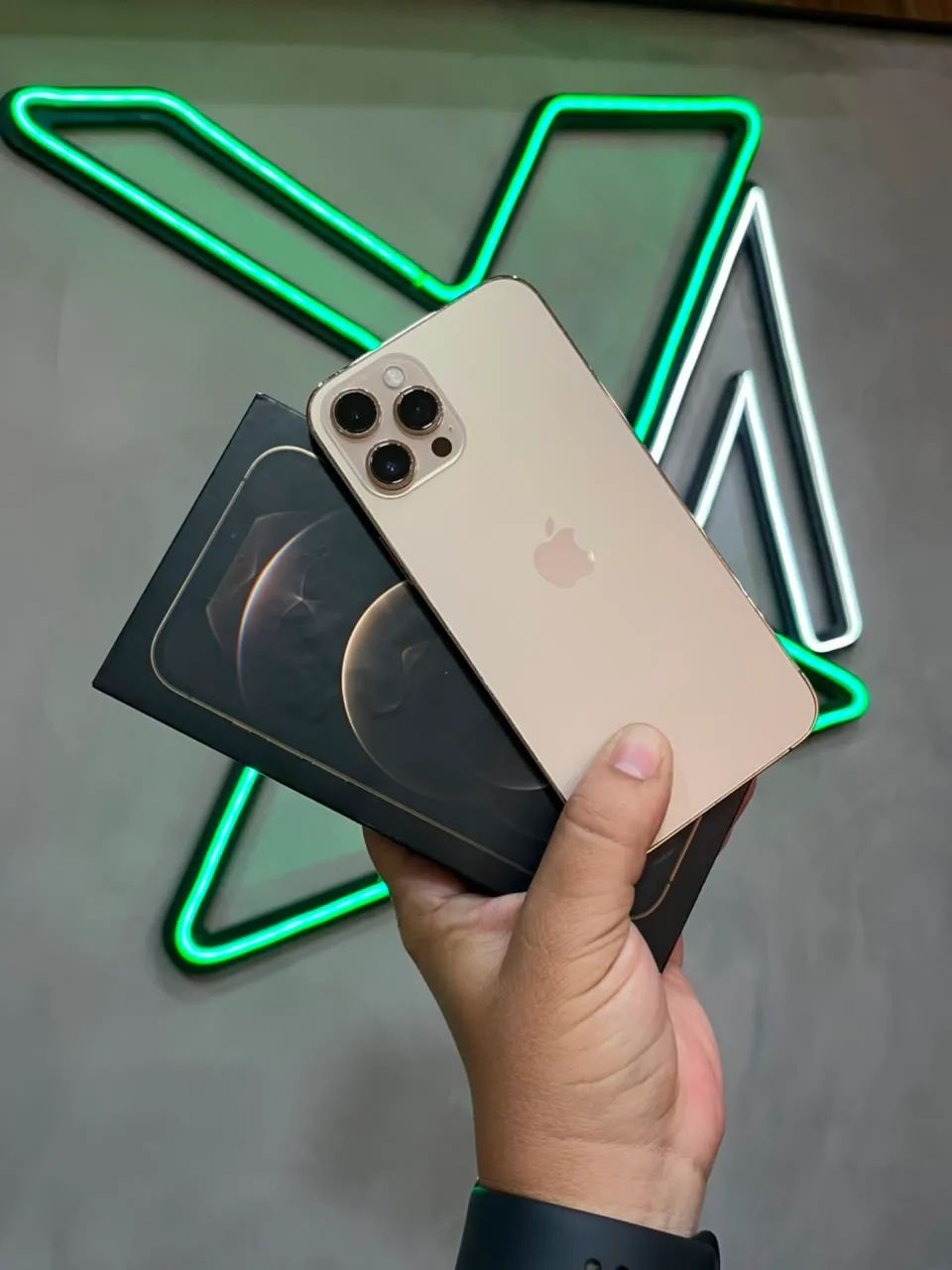 iPhone 12 Pro maxx com garantia - levo até você  - Foto 2