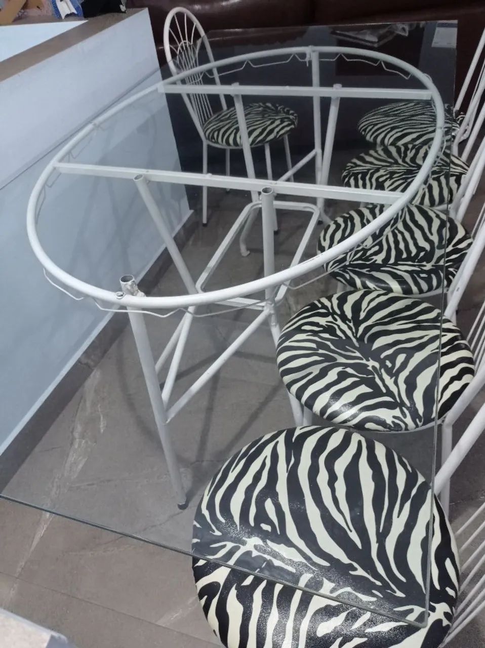 Mesa com 06 cadeiras tubular e vidro
