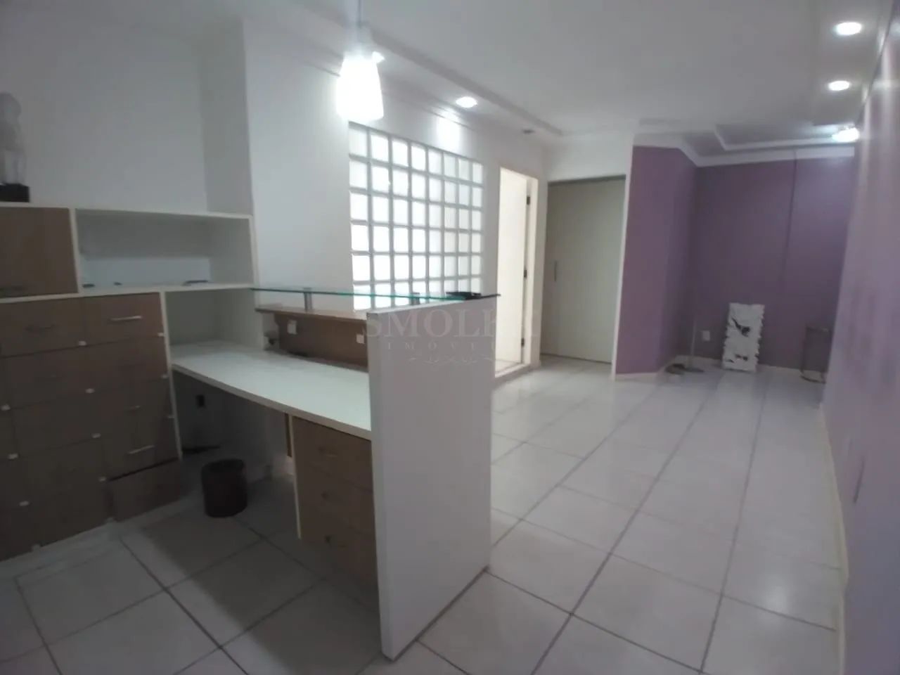 Sala comercial mobiliada 100m² no Centro, 3 repartições, recepção e 1 vaga - Foto 2