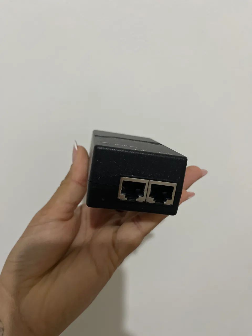 Conversor  PoE (Power over Ethernet) portátil e preto