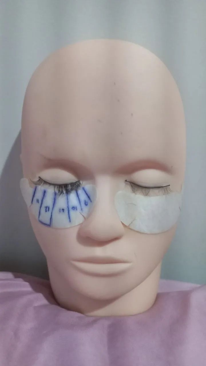 Boneco de treino para cílios 