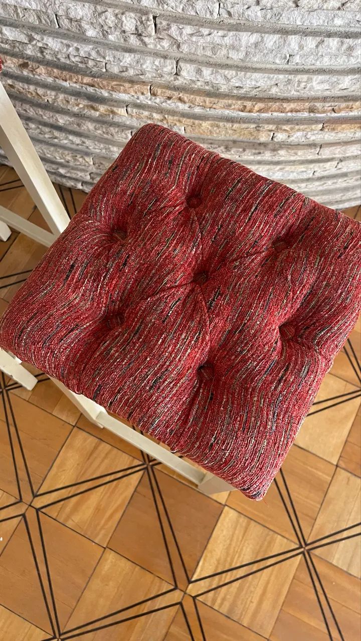 Jogo com 4 banquetas de madeira com estofado  - Foto 3