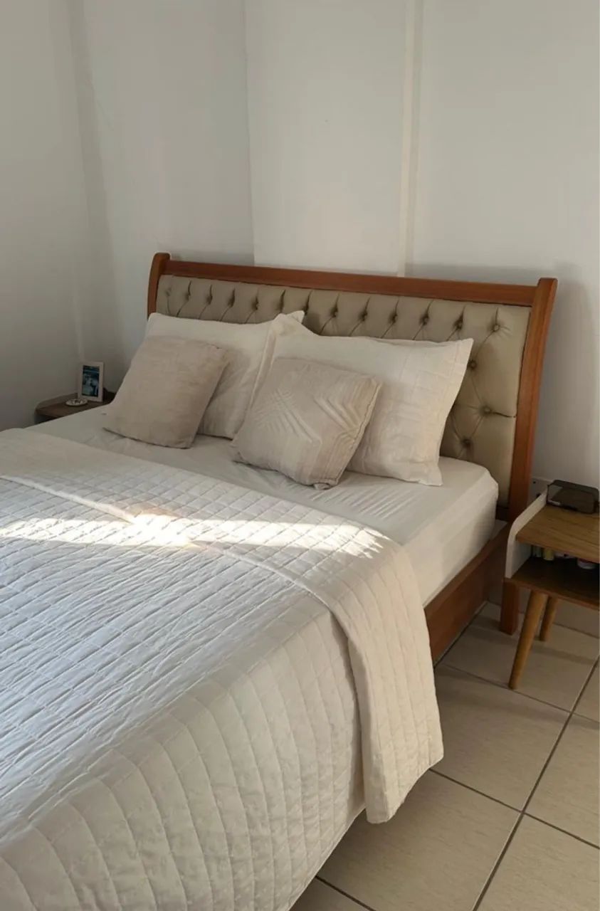 Vendo Cama de madeira maciça 