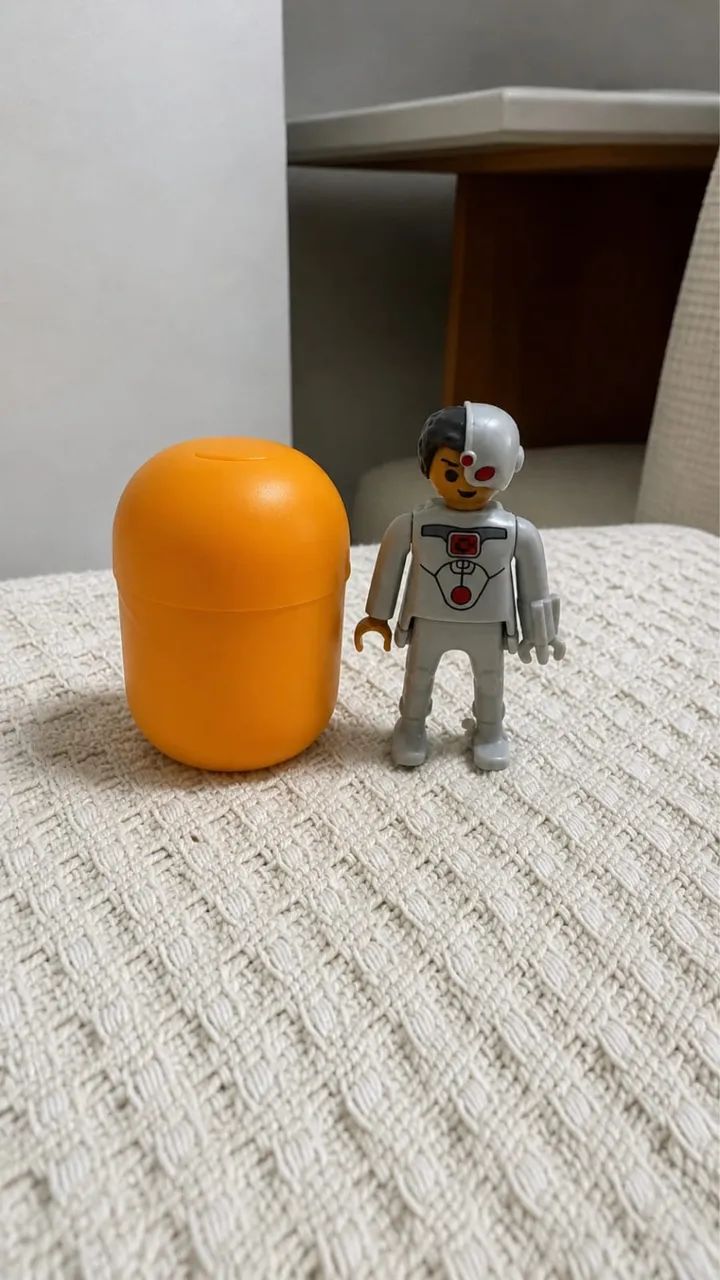  Playmobil dc Kinder ovo (cyborg) 