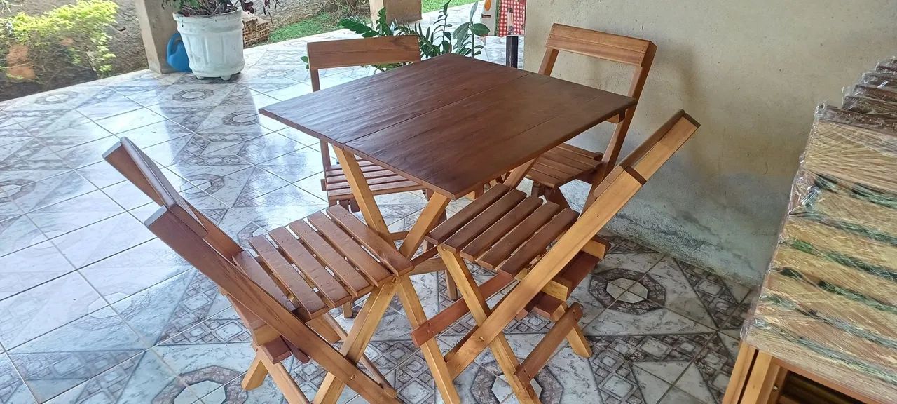 Jogo de mesa 75x70cm dobrável com 4 cadeiras  - Foto 4