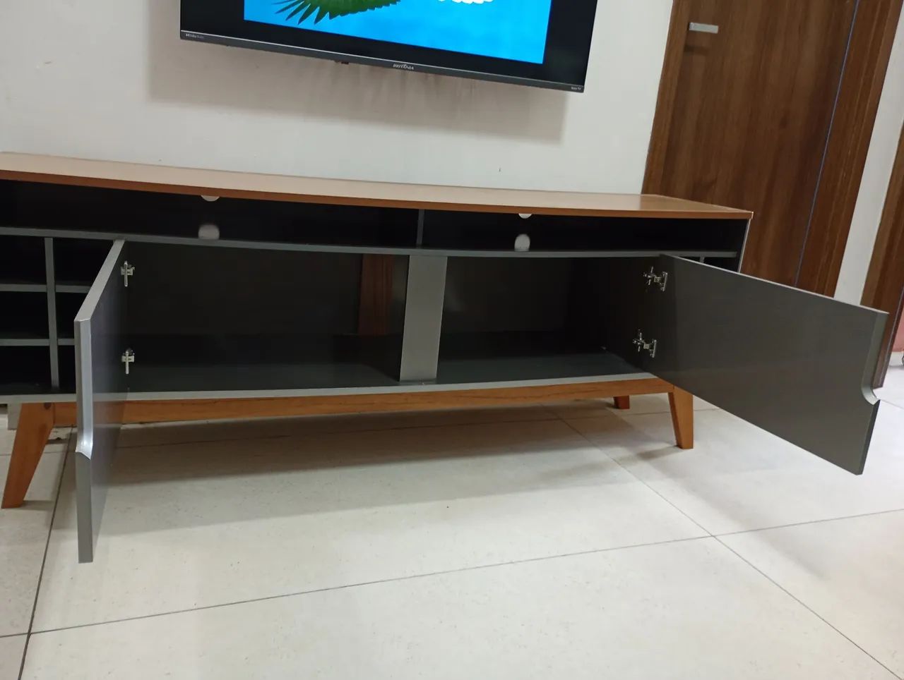 Rack Sala Para Tv Até 60 Polegadas Com Pés Em Madeira Cor Cinza - Foto 2
