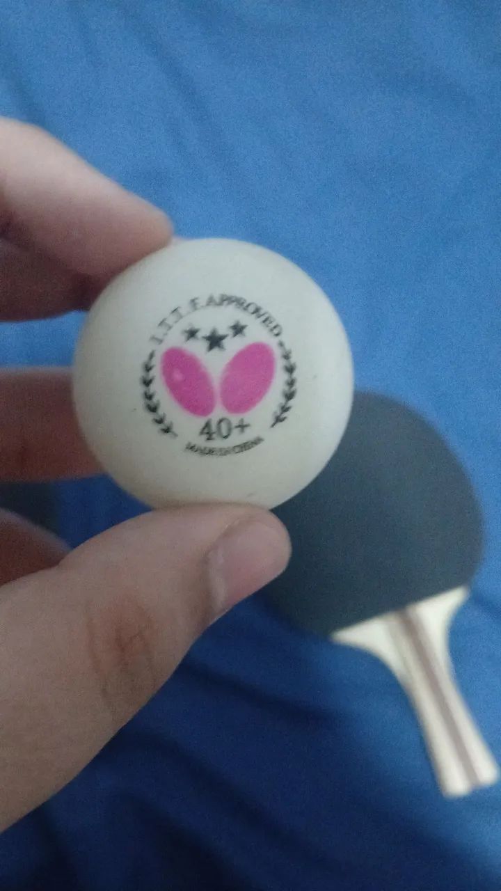 Raquete de ping pong e acompanhado com bola