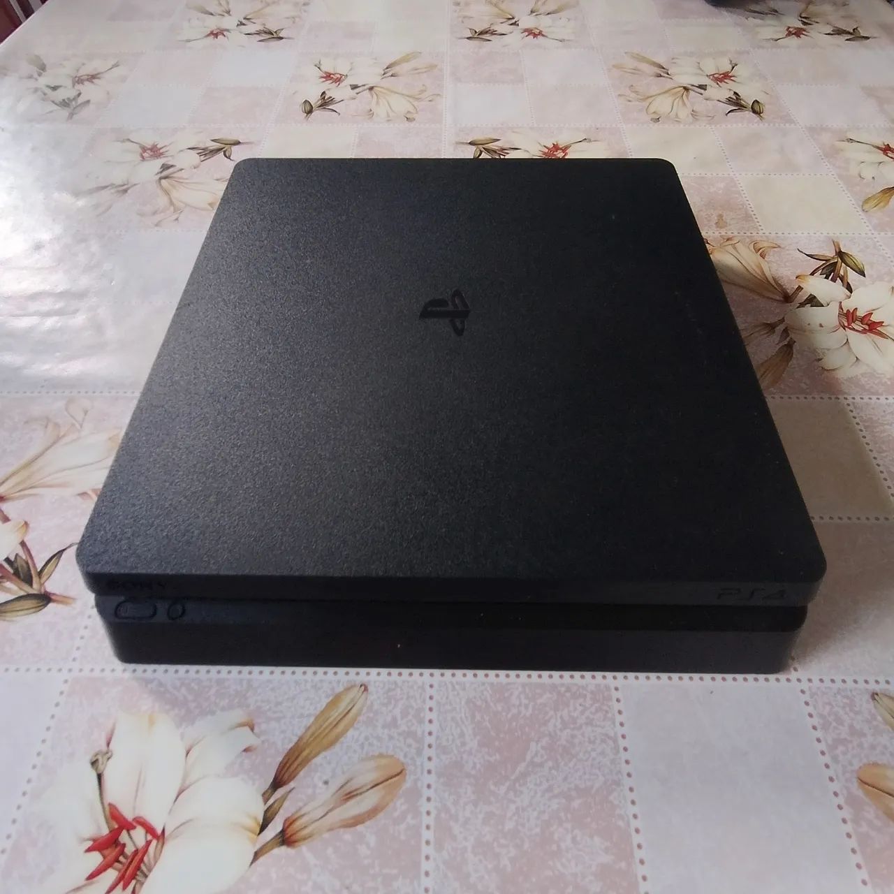 PS4 Slim 1TB (2 Controles) - Foto 2