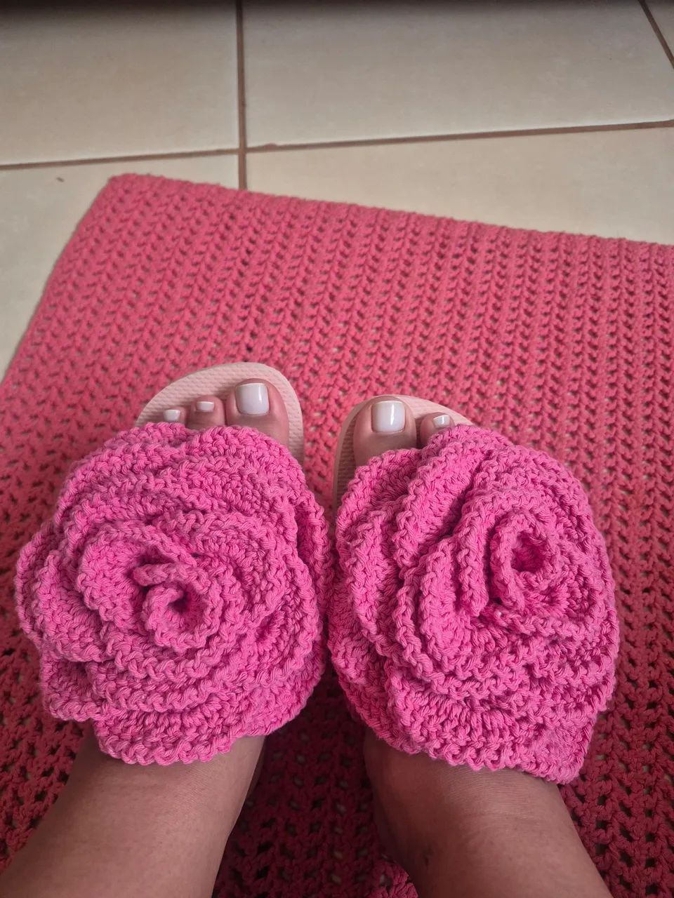 Chinelo com flor de crochê 