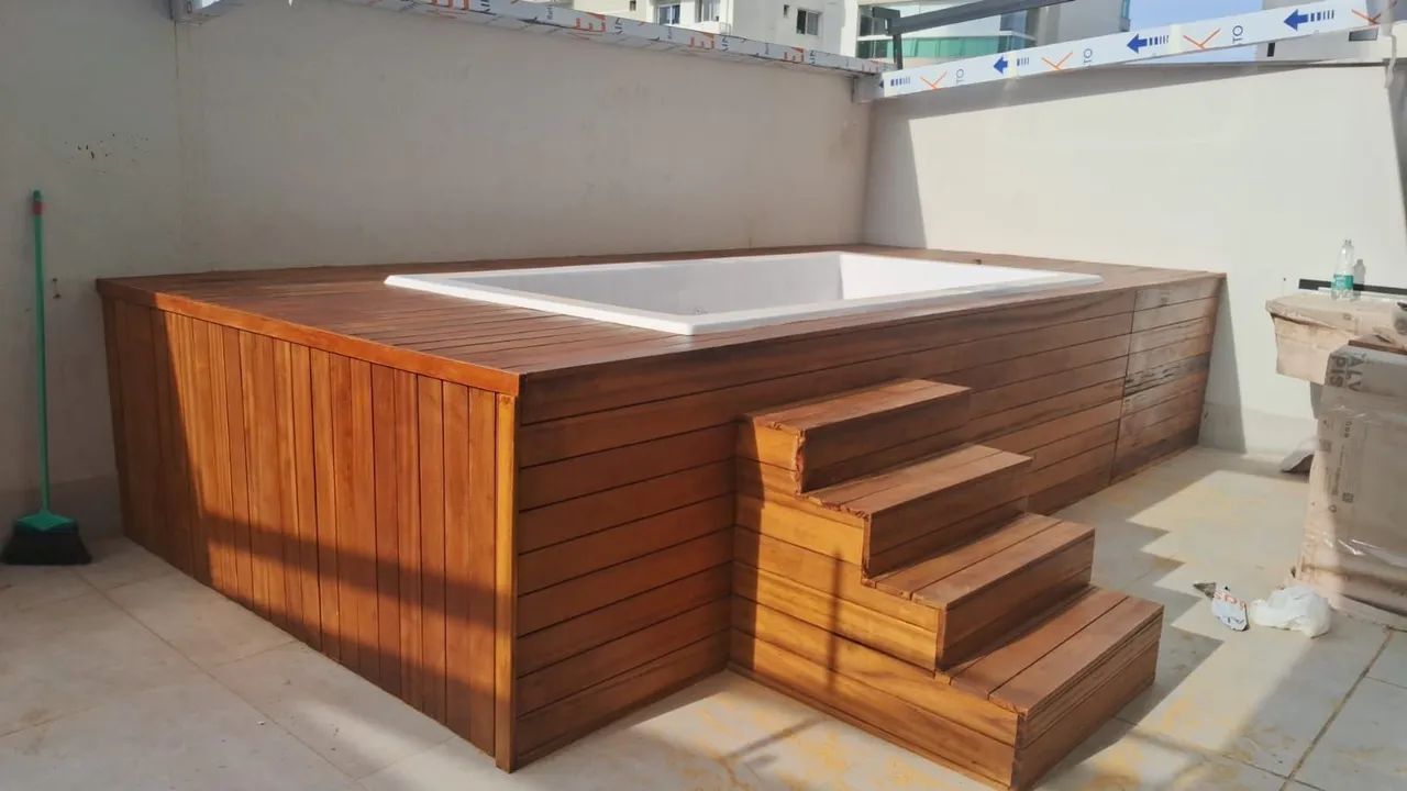Deck em madeira para piscina  - Foto 2