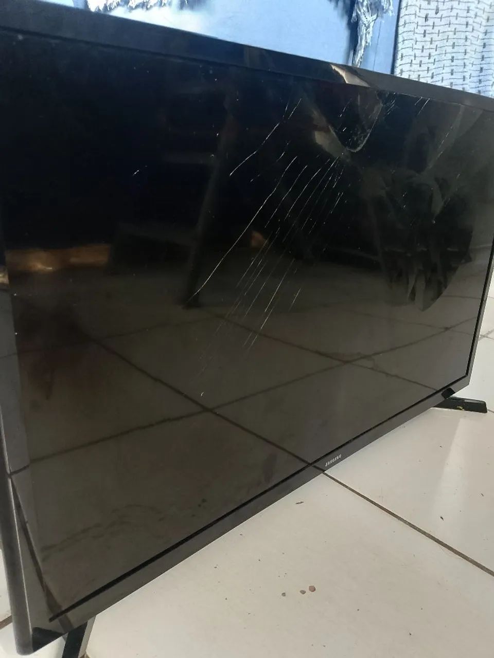 Tv smart 32 pra retirada de peças 100$ - Foto 2