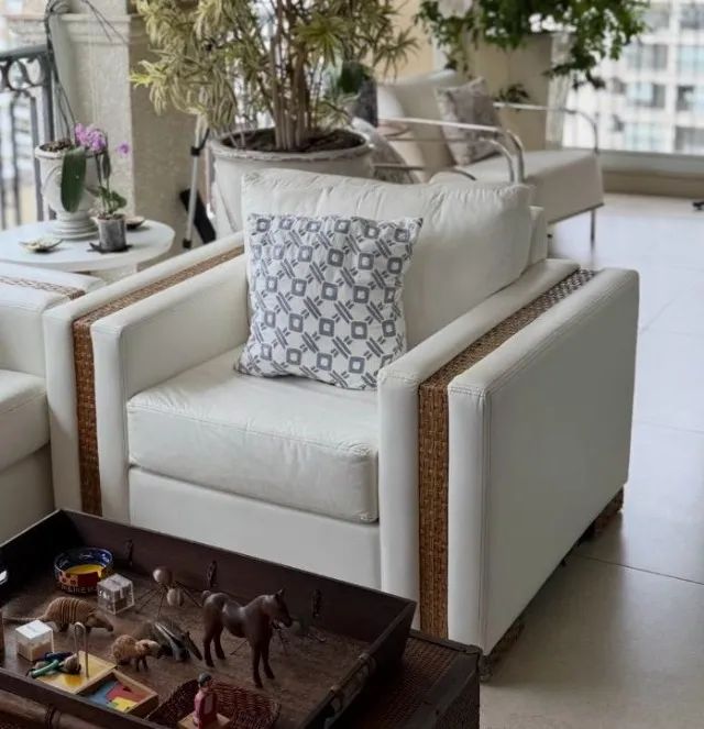 Poltrona couro sintético branco com detalhe em fibra