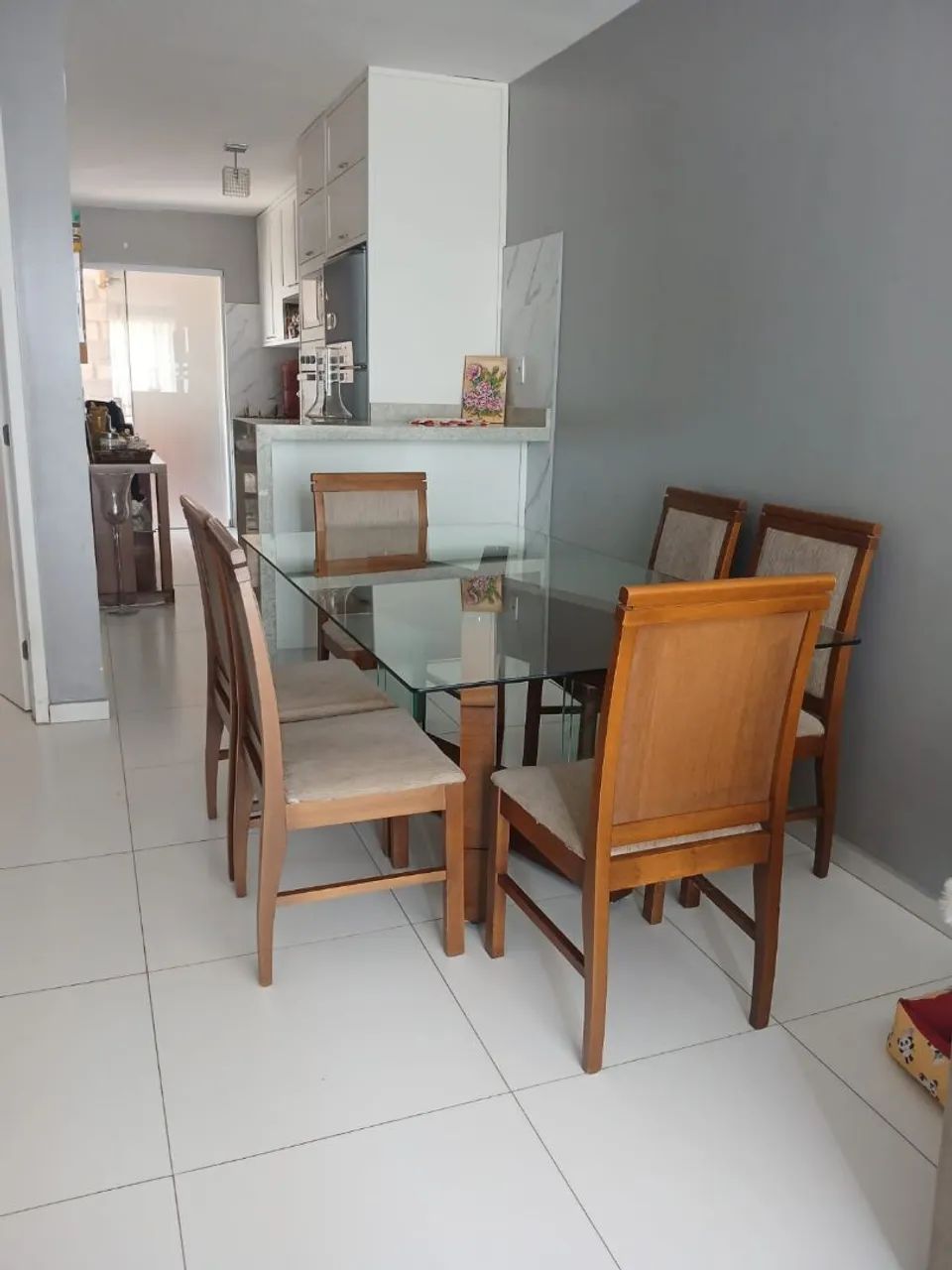 Mesa de madeira com 6 cadeiras - Foto 2