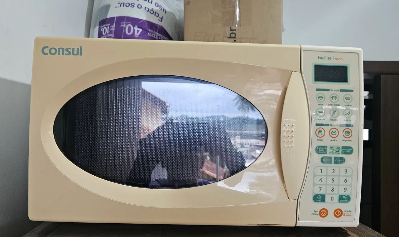 Micro-ondas Consul 20 litros.