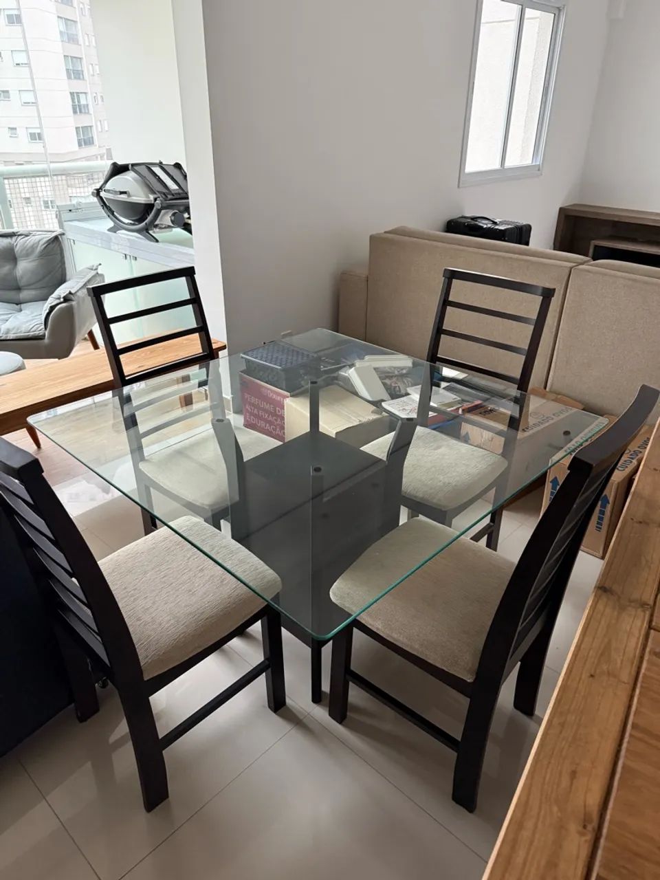 Mesa de vidro com 4 cadeiras 