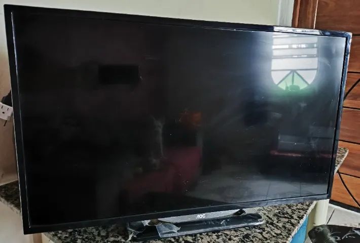 TV AOC 32' com a tela trincada por dentro