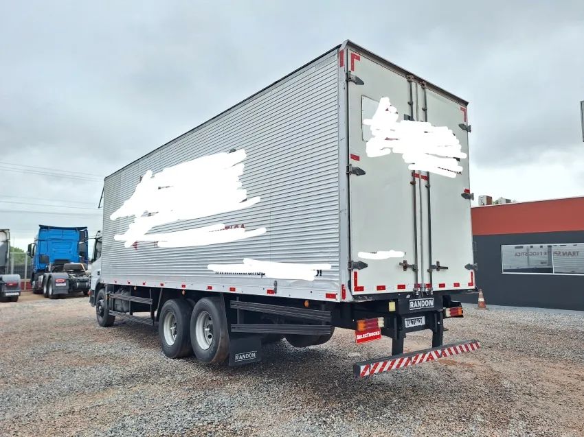 MB Atego 2426 6x2 baú 8.60m. - Foto 4