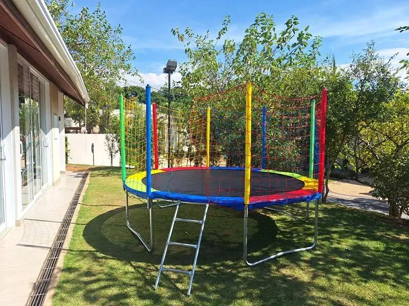 Cama elástica e piscina de bolinhas