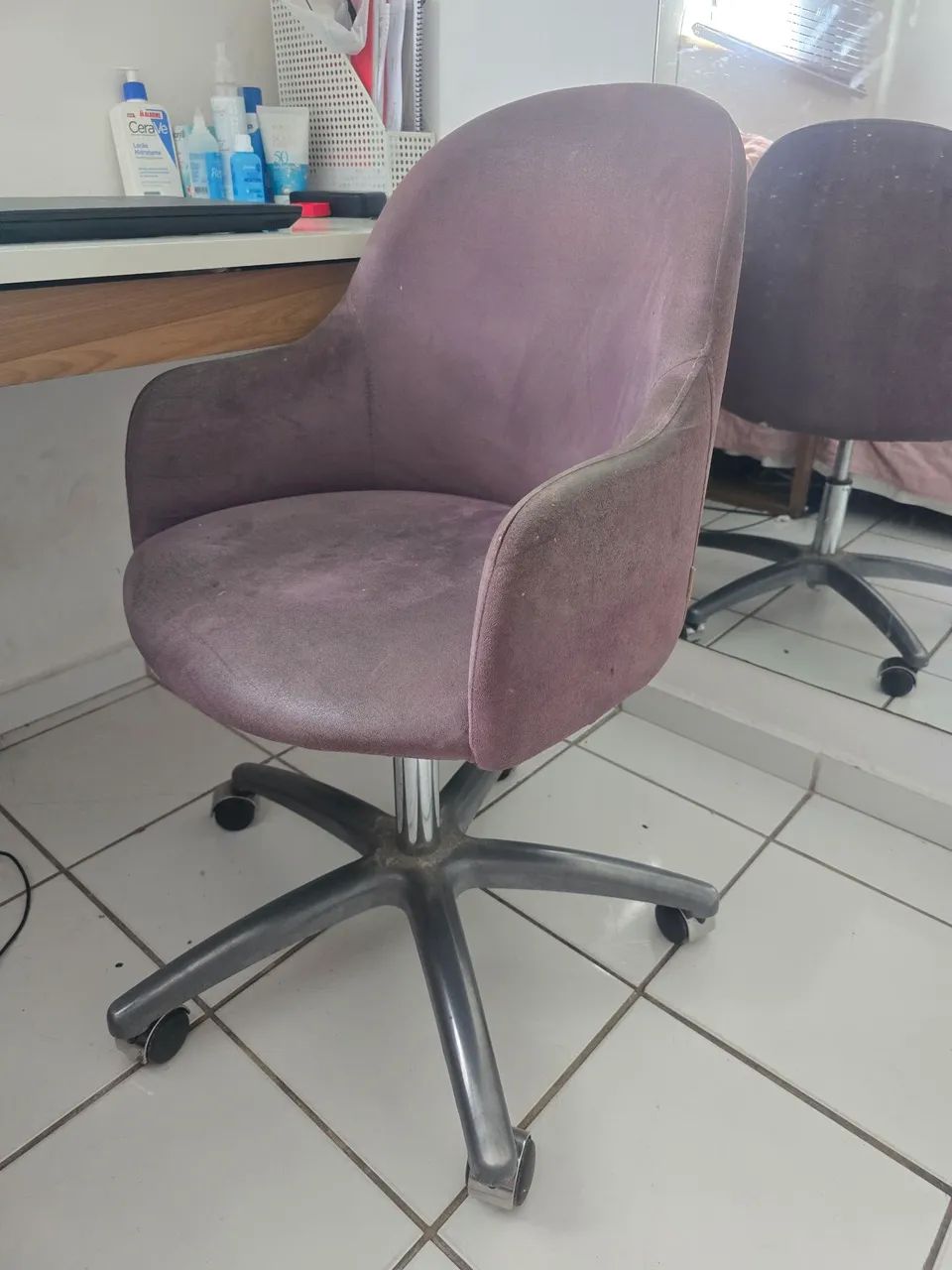 Poltrona giratória em perfeitao estado, pés em alumínio com rodizios - Foto 2
